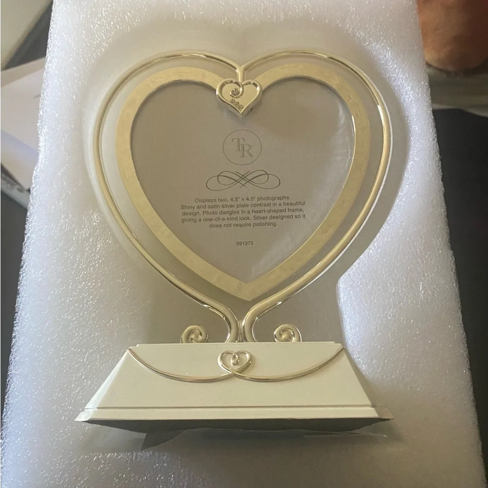 NWOT-THINGS REMEMBERED-SILVER DANGLE PHOTO FRAME